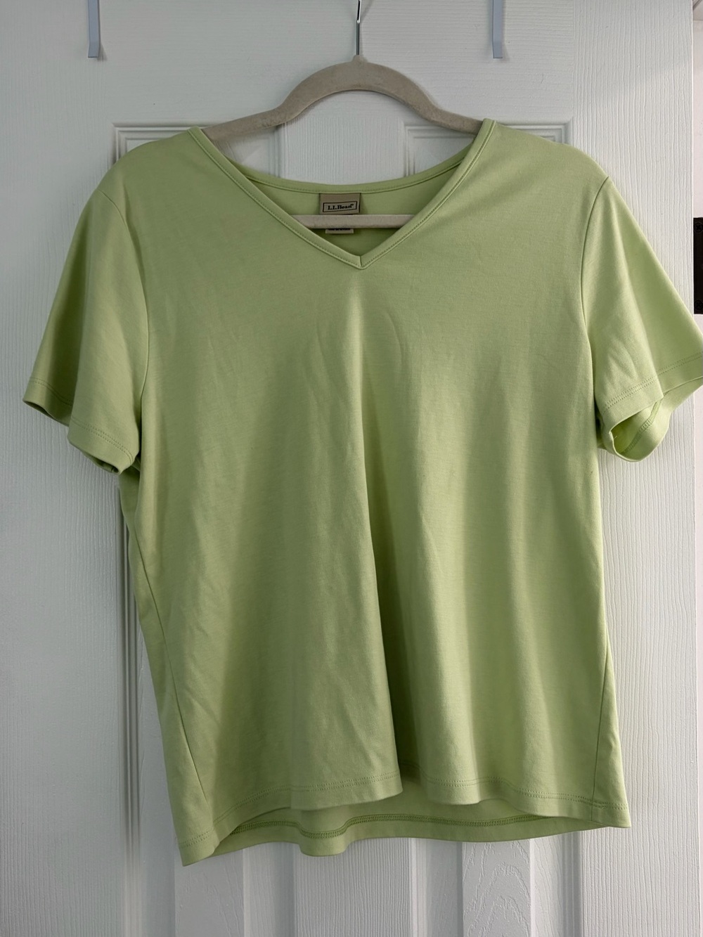 100% Cotton L.L. Bean Light Green V-Neck Short Sleeve Tee